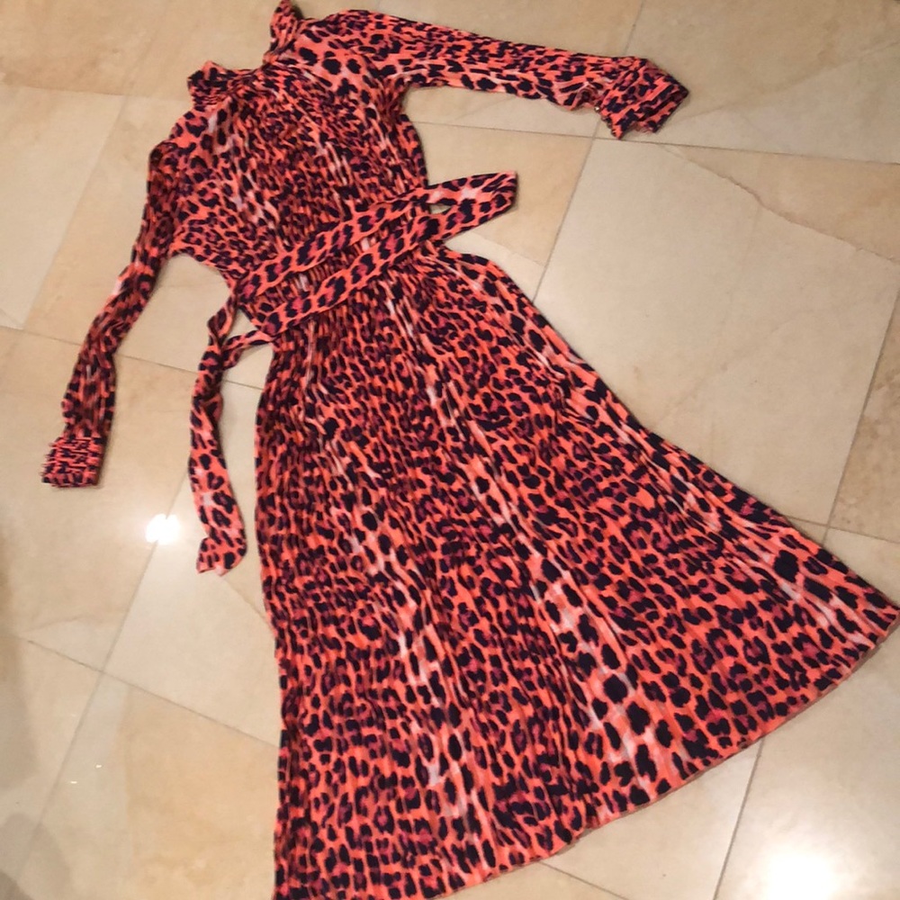 Pleated dress with belt